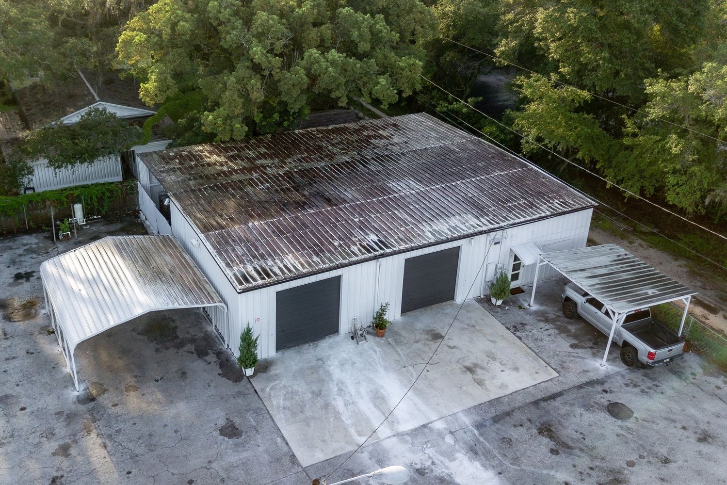 N. Florida Ave Warehouse or Automotive/Office/Showroom- 6,061 SF : 14041 N Florida Ave, Tampa, FL 33613